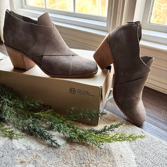 Eileen Fisher Gray Leather Ankle Booties - Picture 6 of 8